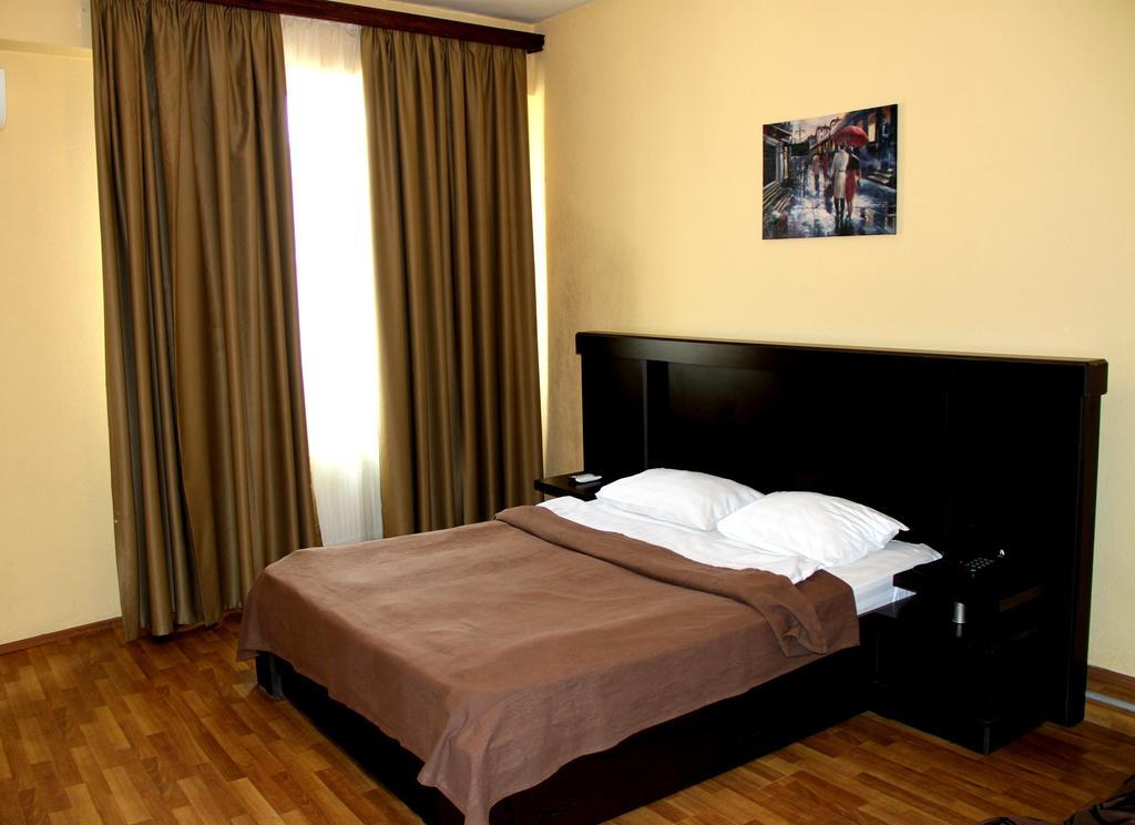 Avenue Hotel Τυφλίδα Δωμάτιο φωτογραφία