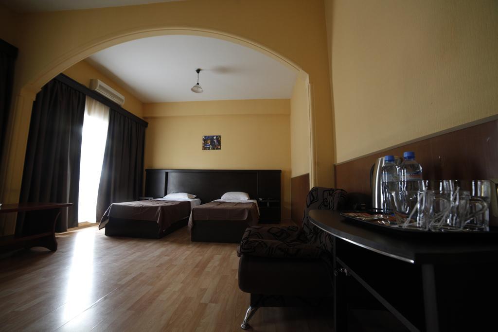 Avenue Hotel Τυφλίδα Δωμάτιο φωτογραφία