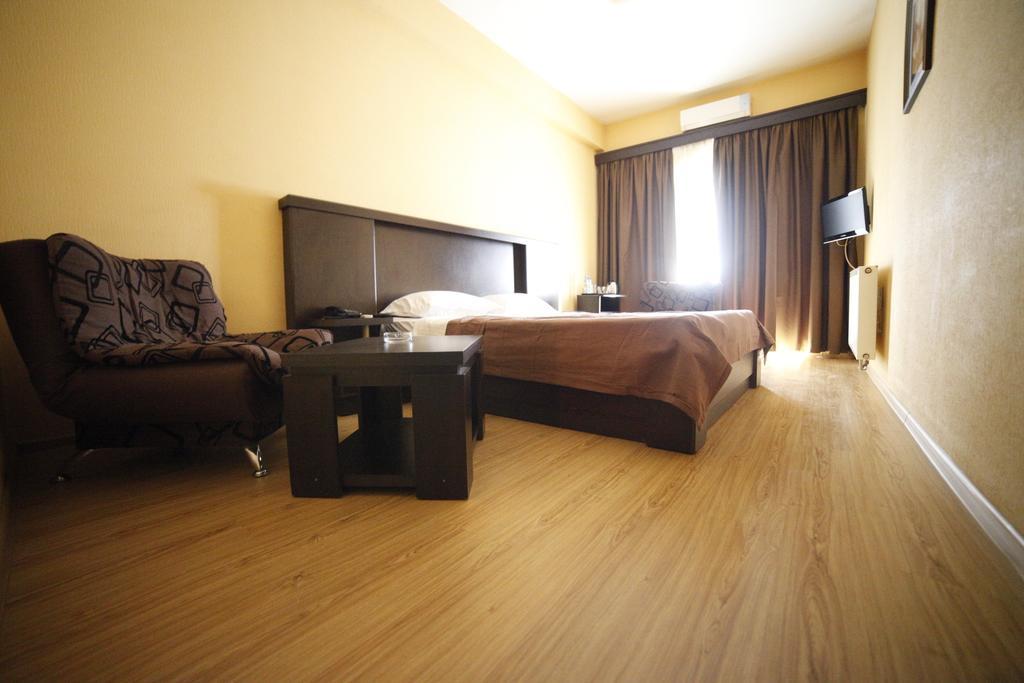 Avenue Hotel Τυφλίδα Δωμάτιο φωτογραφία